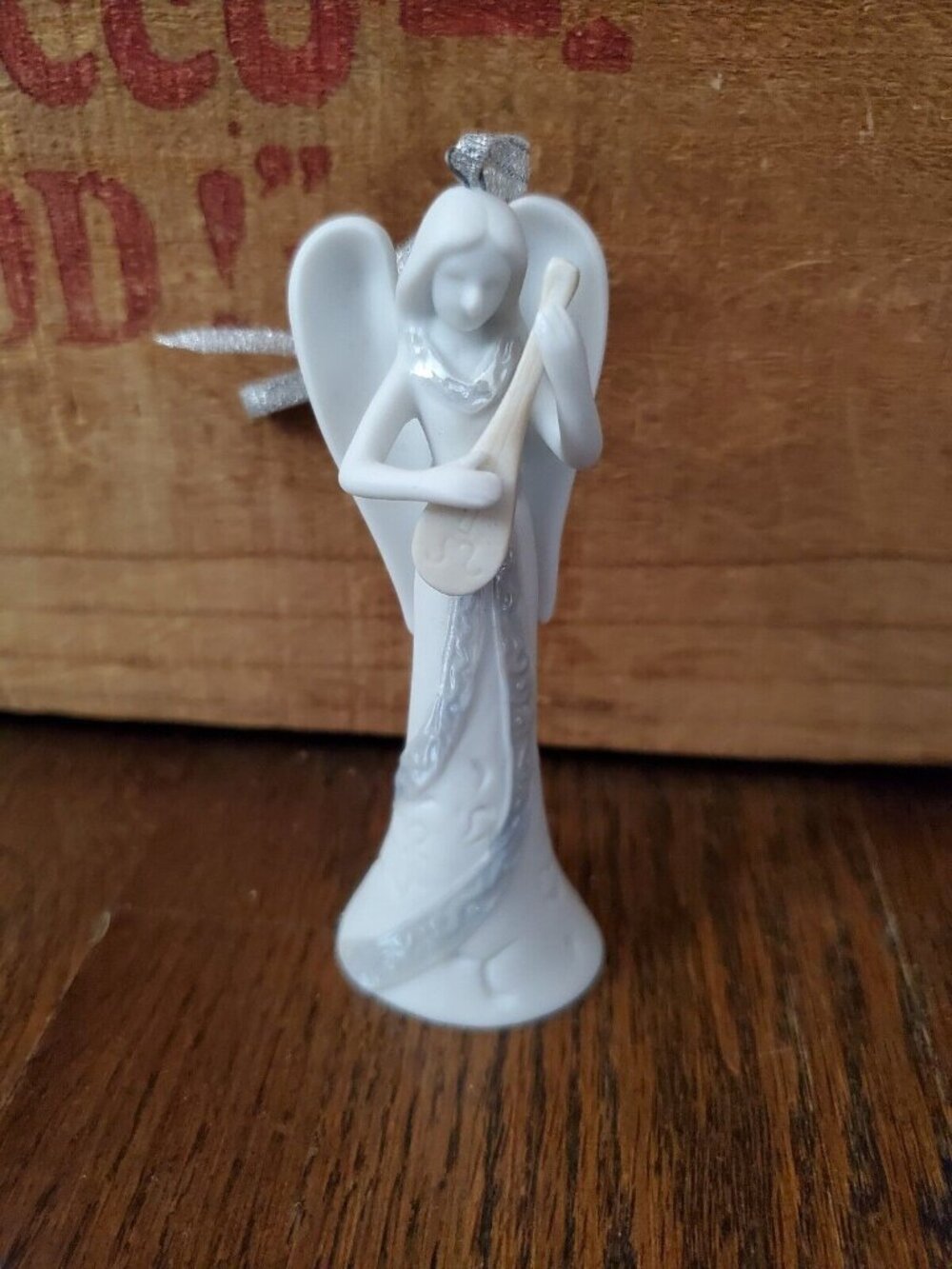 Appletree Design - Angel Of Song Ornamen - Heaven & Earth Collection - Porcelain